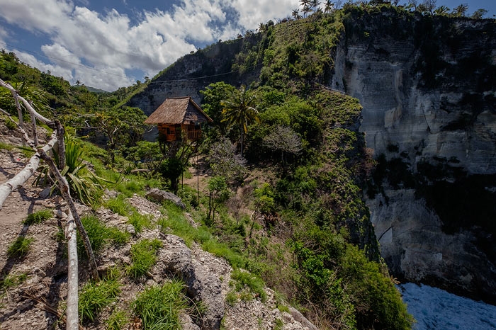 Batu Molenteng Tree House overlooking Thousand Island on Nusa Penida, Indonesia.